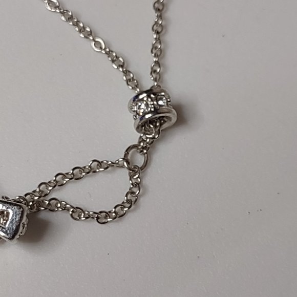 Silver Tone Avon Teardrop Shaped Pendant Necklace Adjustable 16.5 To 19 Inches - Picture 9 of 12